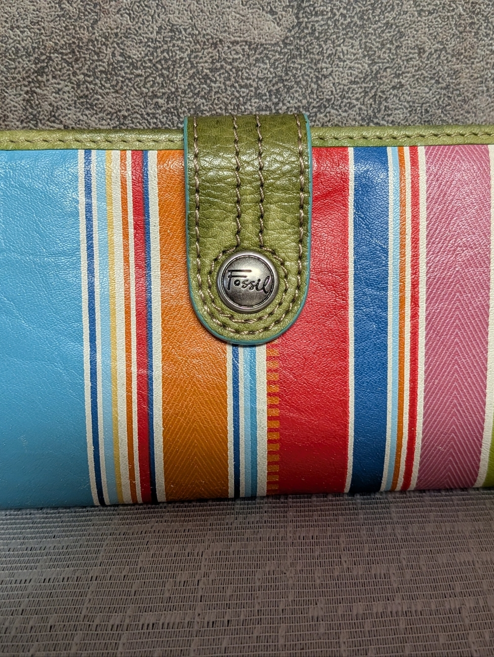 Vintage Fossil Green Leather Trifold Wallet | Multicolored Floral Interior  Boho